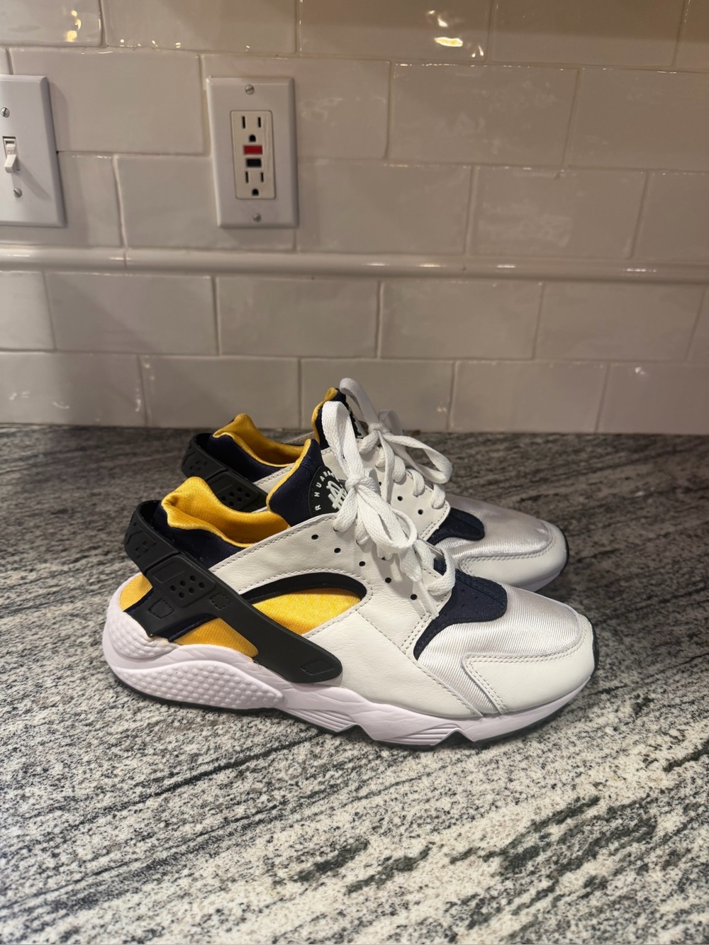 Mens Nike Air Huarache Michigan White Yellow Navy DD1068-107 Size 7.5/Women’s 9